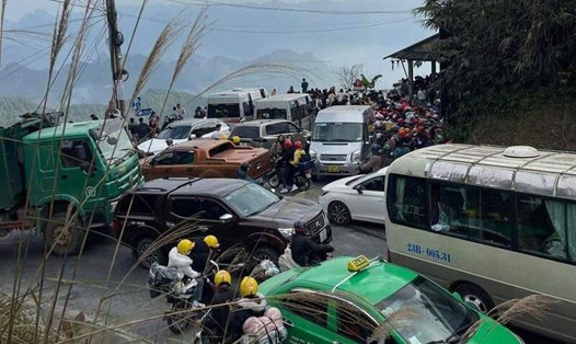 Ách tắc giao thông do lượng phương tiện lên Hà Giang du lịch đông. Ảnh: Nguyễn Minh