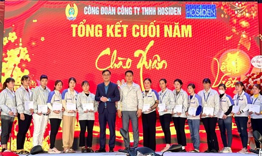 Phó Chủ tịch LĐLĐ tỉnh Nguyễn Mạnh Hùng và lãnh đạo công ty tặng quà cho đoàn viên và người lao động. Ảnh: Mai Liên 