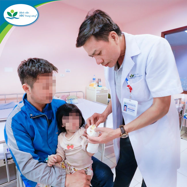 BS Nguyễn Vũ Hoàng thăm khám cho bệnh nhi M.C tại Khoa Chỉnh hình – Bệnh viện Nhi Trung ương. Ảnh: Lê Hiếu