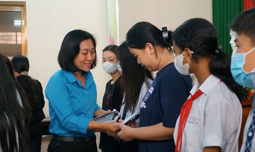 Bà Trịnh Thị Bảo Khuyên - Phó Chủ tịch LĐLĐ tỉnh Sóc Trăng trao học bổng cho các em học sinh. Ảnh: Phương Anh 