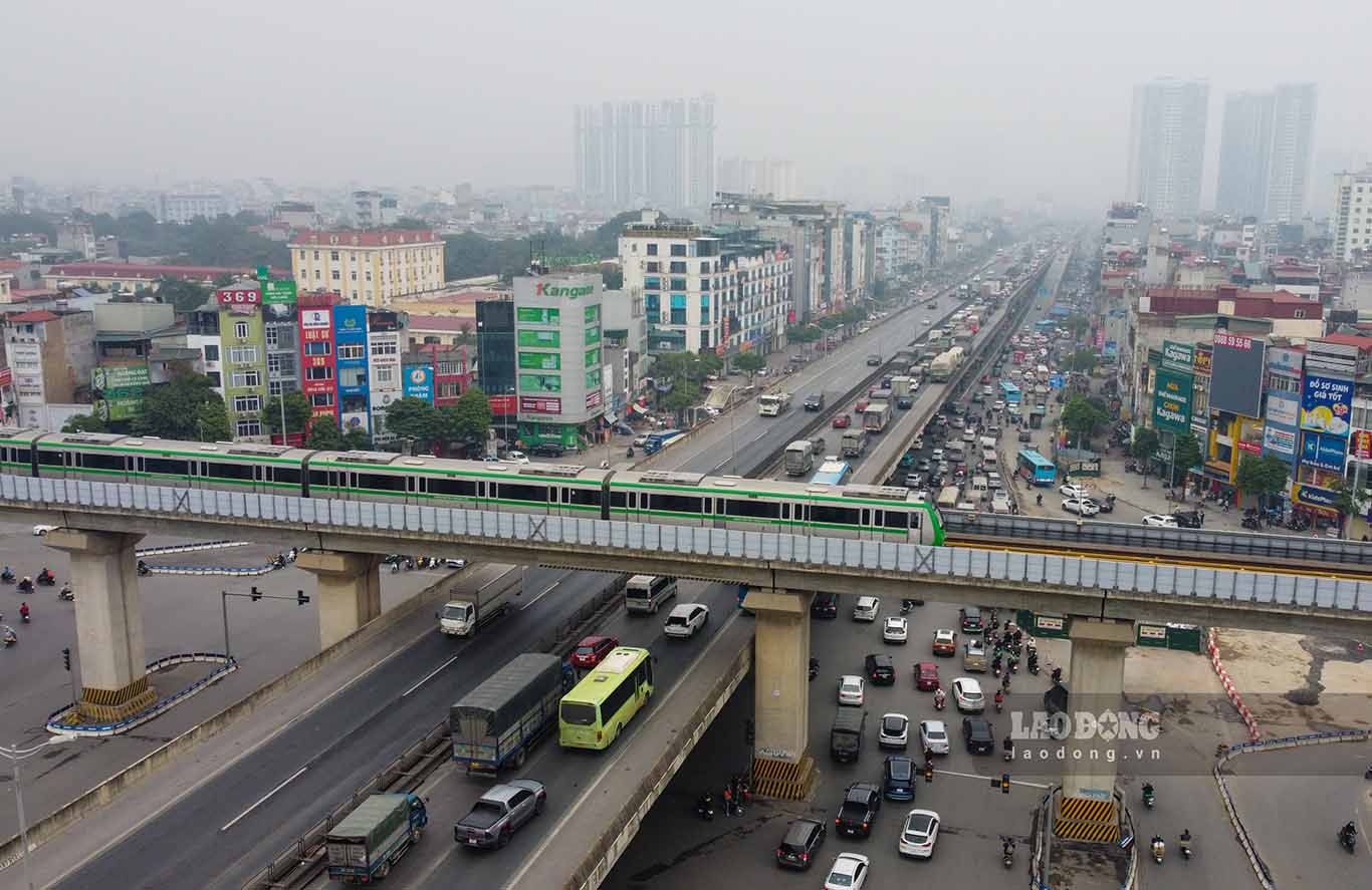 Nút giao Nguyễn Trãi ghi nhận lúc hơn 14h30 chiều nay, các phương tiện di chuyển chậm hướng về Nguyễn Xiển.