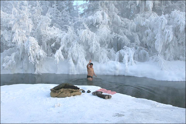 Người dân địa phương ở Oymyakon ngâm mình vào lớp nước băng giá của sông Lena để thực hiện nghi lễ tôn giáo vào dịp đặc biệt, hoặc rèn luyện sức khỏe. Ảnh: Siberian Times