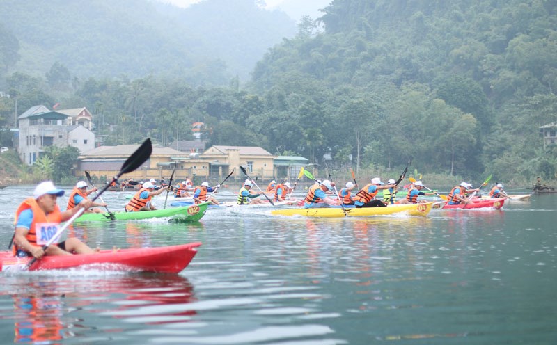 Khu du lịch hồ Hòa Bình điểm đến hàng đầu khi đi du lịch ở Tây Bắc. Ảnh: Minh Nguyễn