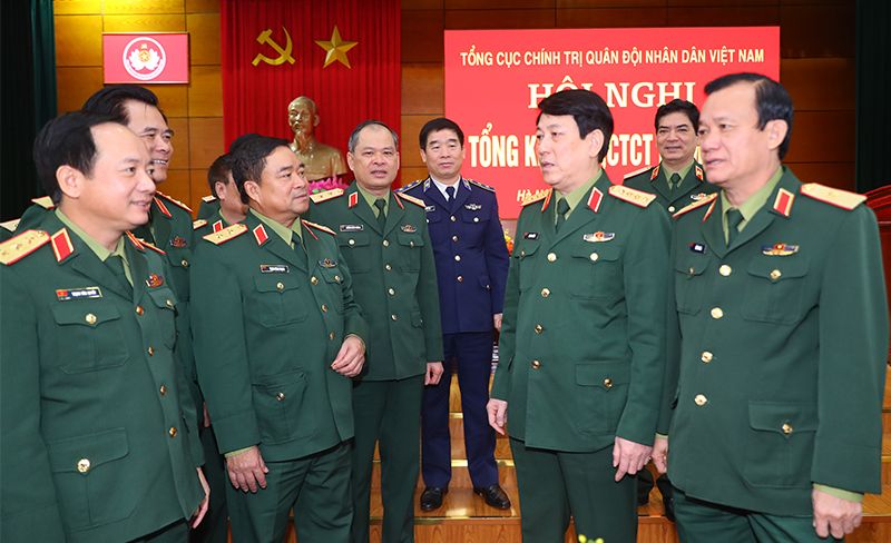 Đại tướng Lương Cường trao đổi với các đại biểu bên lề hội nghị. Ảnh: Nguyễn Bằng
