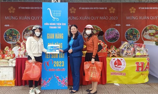 Cán bộ công đoàn huyện Thanh Trì tặng quà cho đoàn viên nhân dịp Tết Nguyên đán Quý Mão 2023. Ảnh: CĐ Thanh Trì