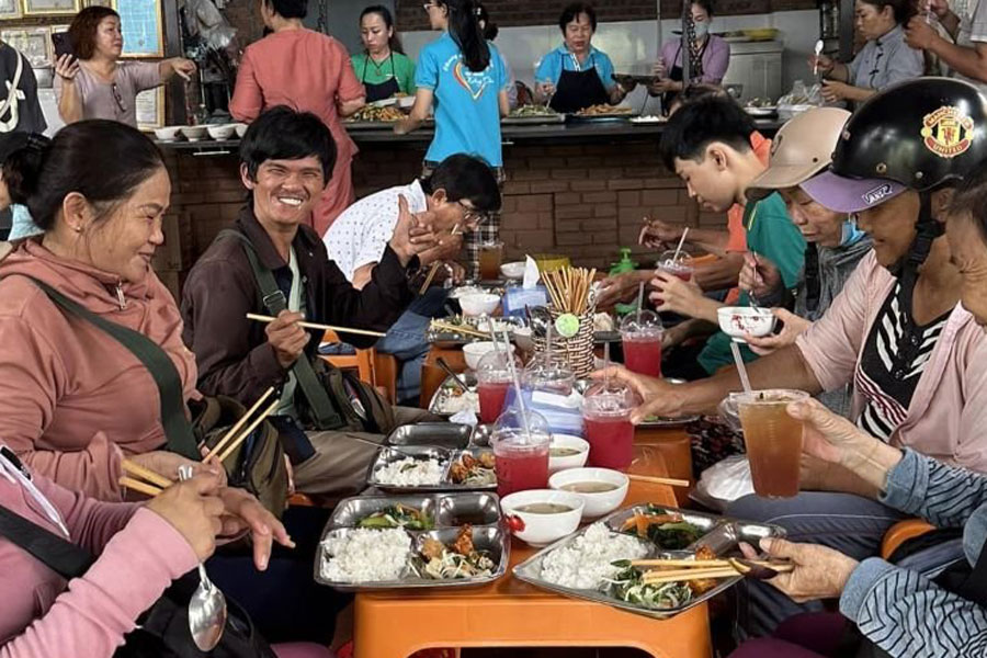 Bếp cơm 2.000 đồng vẫn đỏ lửa ngày cuối năm để phục vụ những thực khách. Ảnh: Trần Thi