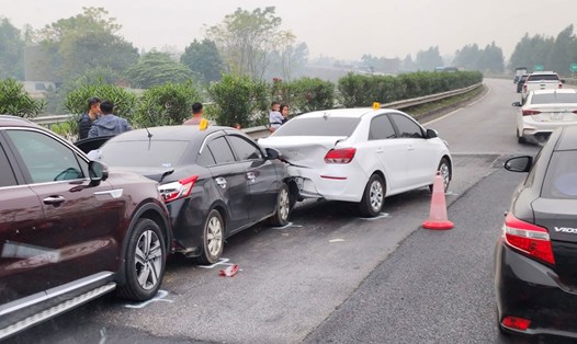 4 ôtô dồn toa đâm liên hoàn trên cao tốc Nội Bài - Lào Cai. Ảnh: B.N