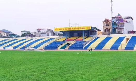 Sân Thanh Hoá “thay da đổi thịt” trở thành một trong những sân đấu có mặt cỏ tốt nhất V.League. Ảnh: Đức Cường