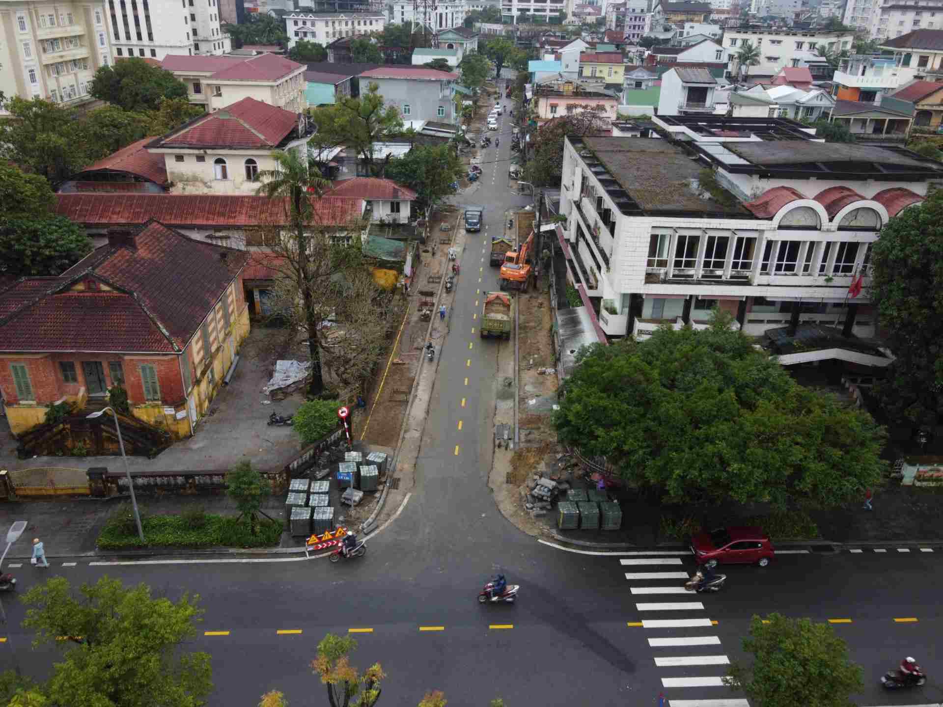 Theo ghi nhận của Lao Động, nhiều đoạn vỉa hè ở các đường Phạm Hồng Thái, Trần Hưng Đạo và Hai Bà Trưng ở TP. Huế đang được cải tạo làm mới. 