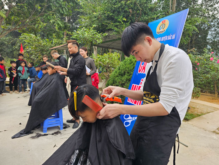 Chương trình tình nguyện “Cắt tóc miễn phí” là hoạt động giản dị nhưng ấm áp, đong đầy tình yêu thương đối với học sinh vùng cao. Ảnh: Bảo Nguyên