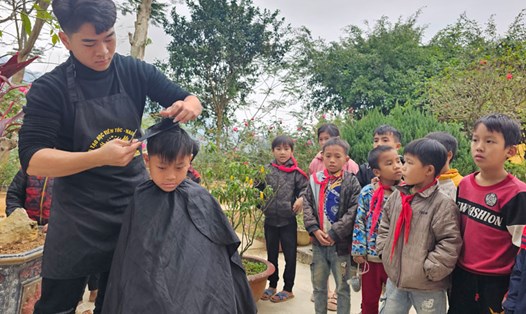 Khoảng 100 lượt học sinh vùng cao được cắt tóc miễn phí trong ngày 29.12. Ảnh: Bảo Nguyên