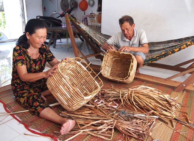 Hàng nghìn lao động ở nông thôn tỉnh Sóc Trăng có thu nhập ổn định từ nghề đan đát thủ công mỹ nghệ. Ảnh: Phương Anh