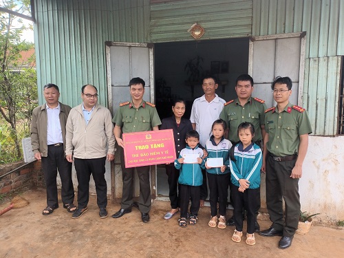 Công an tỉnh Đắk Nông trao tặng thẻ bảo hiểm y tế cho các em học sinh có hoàn cảnh khó khăn. Ảnh: Phan Tuấn 