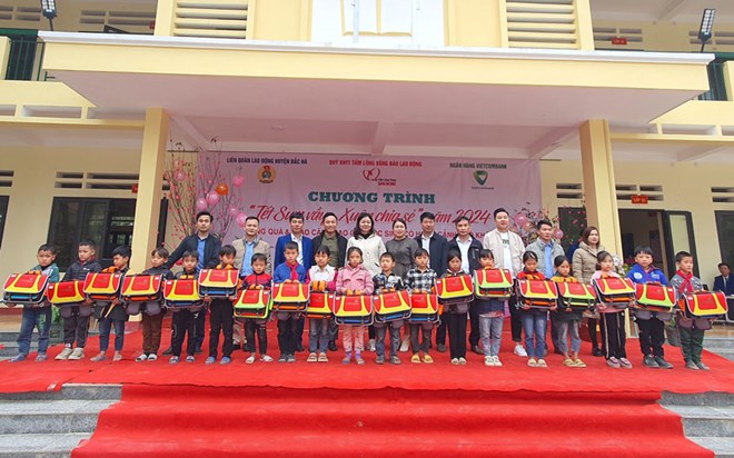 Quỹ Xã hội từ thiện Tấm lòng Vàng, Báo Lao Động đã phối với Ngân hàng Vietcombank hỗ trợ 500 chiếc cặp phao cho học sinh có hoàn cảnh khó khăn trên địa bàn huyện Bắc Hà, tỉnh Lào Cai. Ảnh: Bảo Nguyên