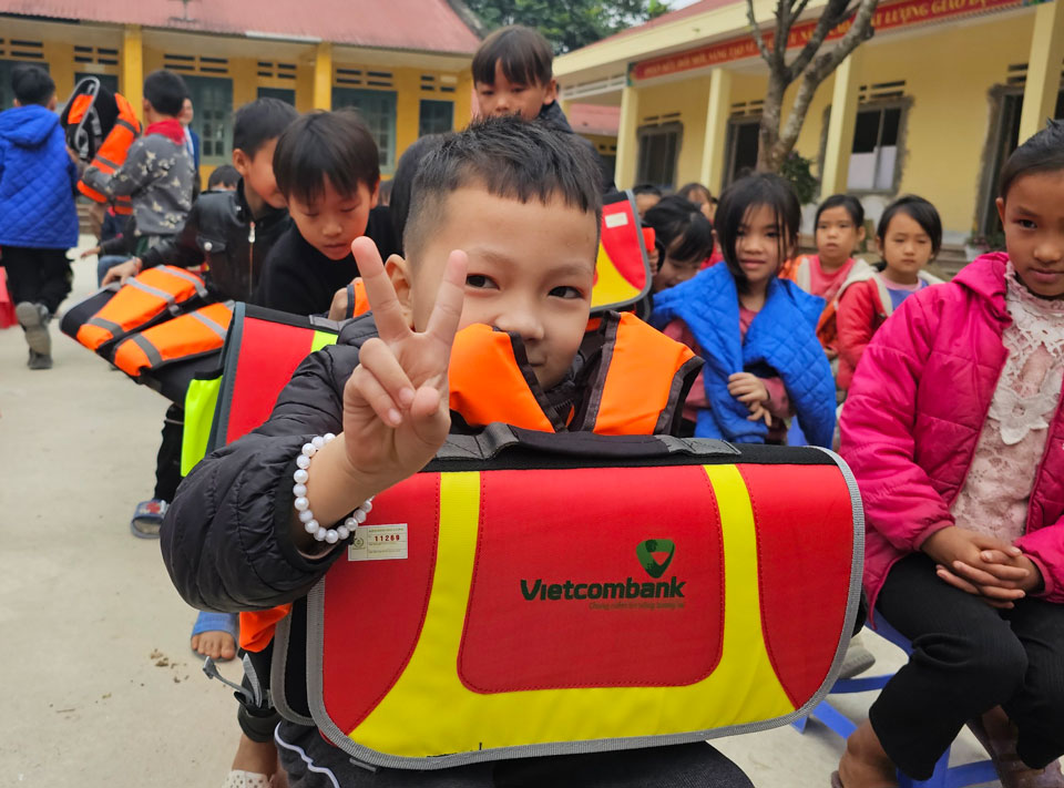 Những chiếc cặp phao gửi tới các em học sinh là món quả ý nghĩa nhân dịp chào đón Xuân Giáp Thìn 2023.