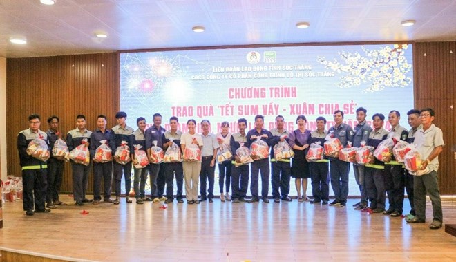 Đoàn viên, NLĐ Công ty CP Công trình đô thị Sóc Trăng vui mừng nhận quà trước thềm năm mới 2024. Ảnh: Phương Anh