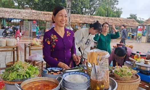 Nhiều ẩm thực đặc sản được bày bán trong Lễ hội văn hóa ẩm thực xứ Quảng tại TP Hội An. Ảnh: Nguyễn Linh