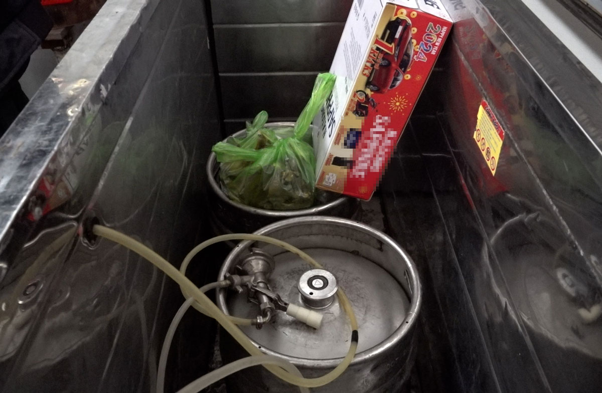 Không có điện, cửa hàng bia hơi, giải khát tại khu đô thị Thu Hà phải đóng cửa 4 ngày. Ảnh: Đoàn Hưng