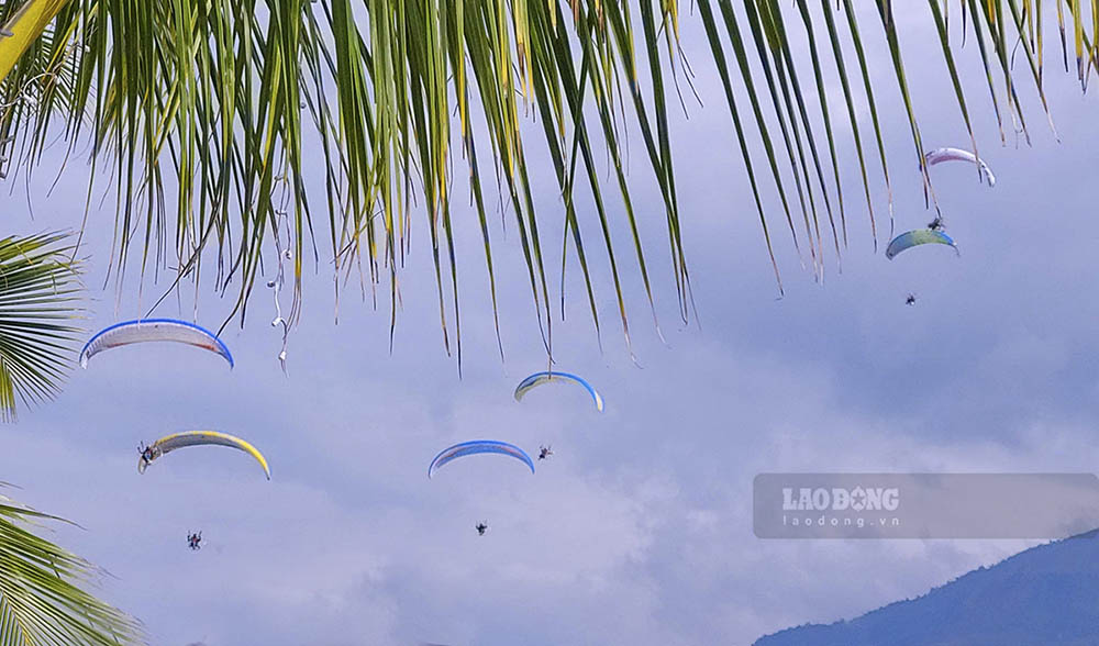 Đua thuyền đuôi én và Giải dù lượn là 2 điểm nhấn quan trọng trong ngày đầu năm mới tại Mường Lay, Điện Biên. Ảnh: Văn Thành Chương