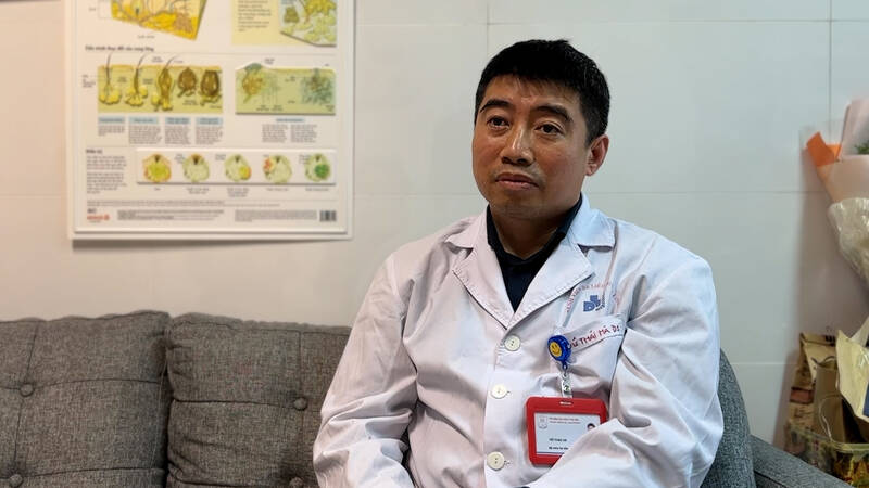 Hình ảnh: Bác sĩ Vũ Thái Hà, Trưởng khoa nghiên cứu và ứng dụng công nghệ tế bào gốc - Bệnh viện Da liễu Trung ương. Ảnh: Nhóm PV.