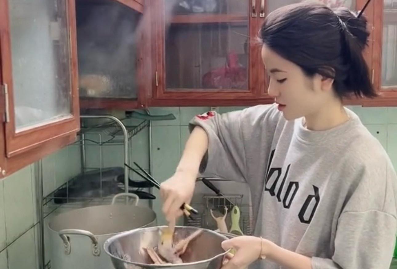 Bạn gái tiền vệ Quang Hải trổ tài nấu ăn. Ảnh cắt từ video