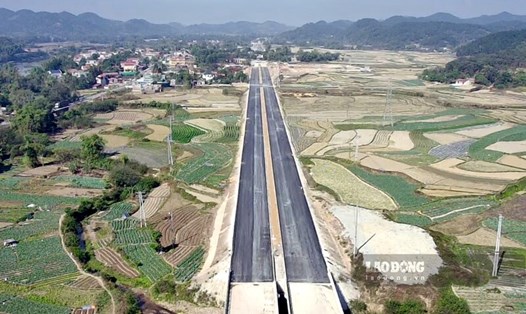 Nhiều đoạn Quốc lộ 4B đoạn qua huyện Cao Lộc đã được thảm nhựa. Ảnh: Tô Công