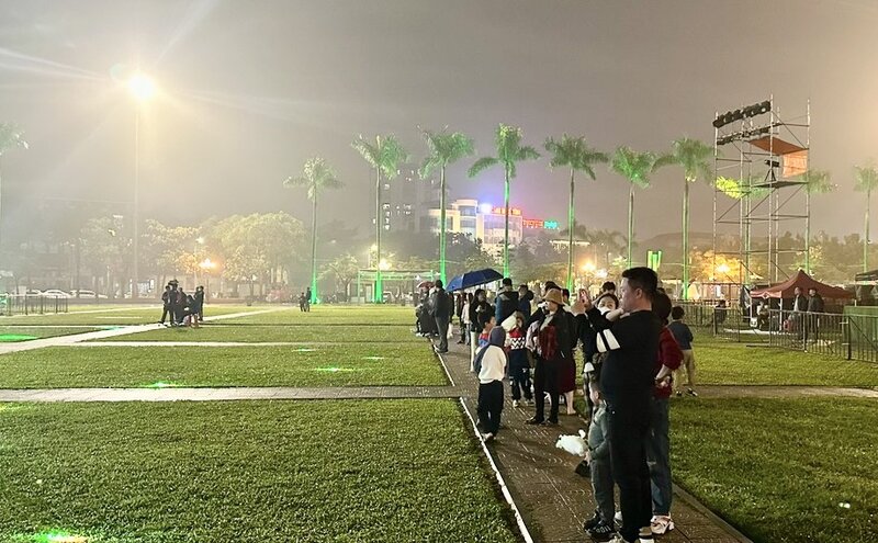 Đông đảo khán giả tụ hợp tại sân quảng trường thưởng thức các tiết mục nghệ thuật đặc sắc với sự góp mặt của các nghệ sĩ, diễn viên Trung tâm Nghệ thuật truyền thống tỉnh, các nhóm hoạt động nghệ thuật trên địa bàn tỉnh Nghệ An, đặc biệt là sự xuất hiện của đội tuyển U13 Sông Lam Nghệ An vô địch mùa giải 2023. Ảnh: Quỳnh Trang