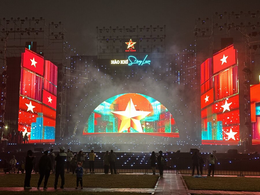 Tại khu vực Quảng trường Hồ Chí Minh hàng chục công nhân đang gấp rút thiết kế, lắp đặt hệ thống sân khấu, âm thanh, anh sáng. Ảnh: Quỳnh Trang