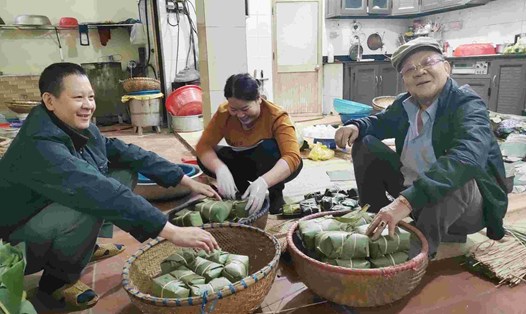 Gia đình ông Nguyễn Tất La quây quần trong căn bếp gói bánh chưng mỗi ngày. Ảnh: Mai Dung