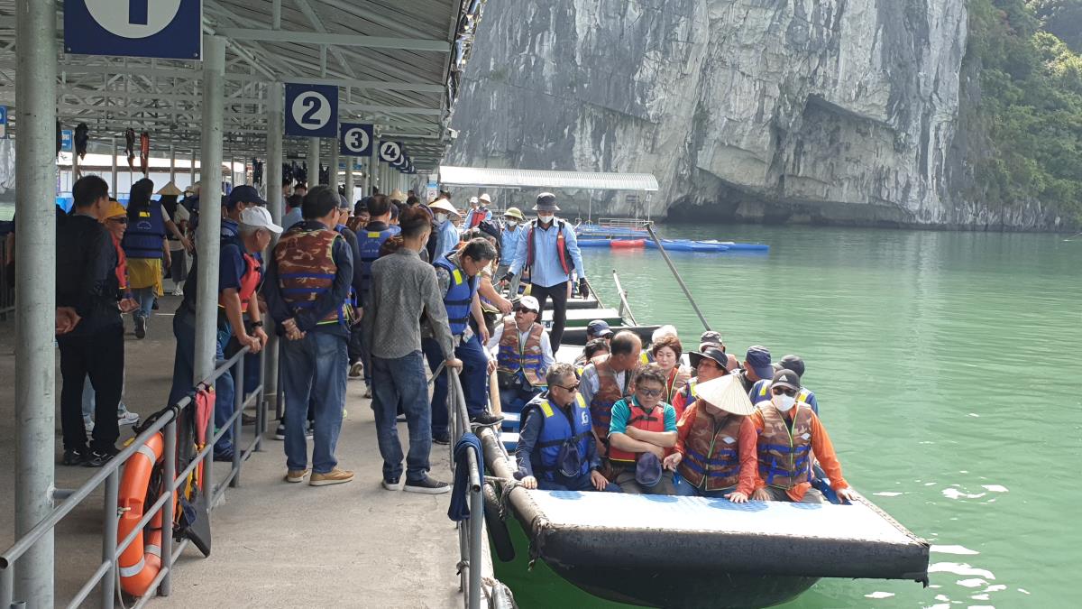 Đoàn du khách Trung Quốc tham quan vịnh Hạ Long. Ảnh: Nguyễn Hùng