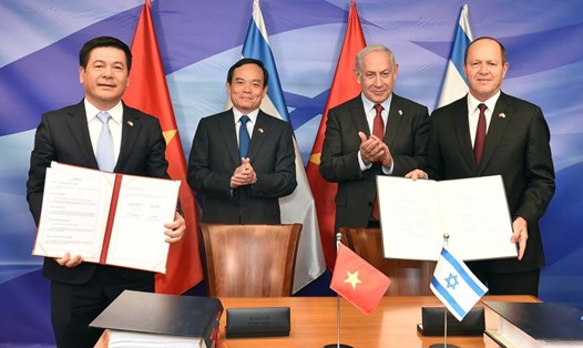Phó Thủ tướng Trần Lưu Quang (thứ hai từ trái sang) và Thủ tướng Israel Benjamin Netanyahu (thứ hai từ phải sang) chứng kiến lễ ký kết Hiệp định Thương mại tự do Việt Nam-Israel (VIFTA), ngày 25.7.2023. Ảnh: VGP