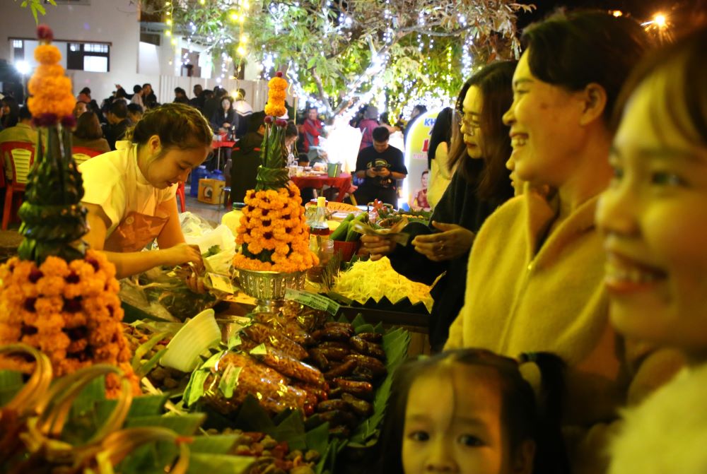 Các món ẩm thực của người dân Lào thu hút nhiều du khách trong không gian phố đi bộ ở Quảng Trị. Ảnh: Hưng Thơ.