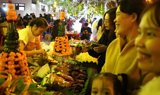 Các món ẩm thực của người dân Lào thu hút nhiều du khách trong không gian phố đi bộ ở Quảng Trị. Ảnh: Hưng Thơ.