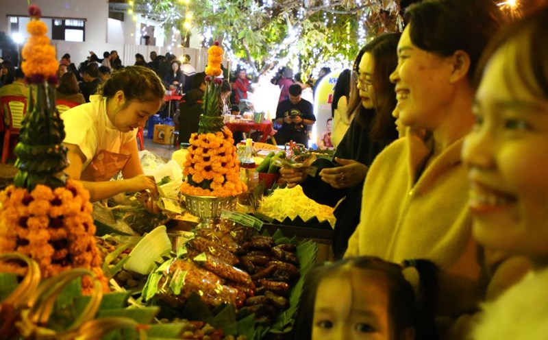 Các món ẩm thực của người dân Lào thu hút nhiều du khách trong không gian phố đi bộ ở Quảng Trị. Ảnh: Hưng Thơ.