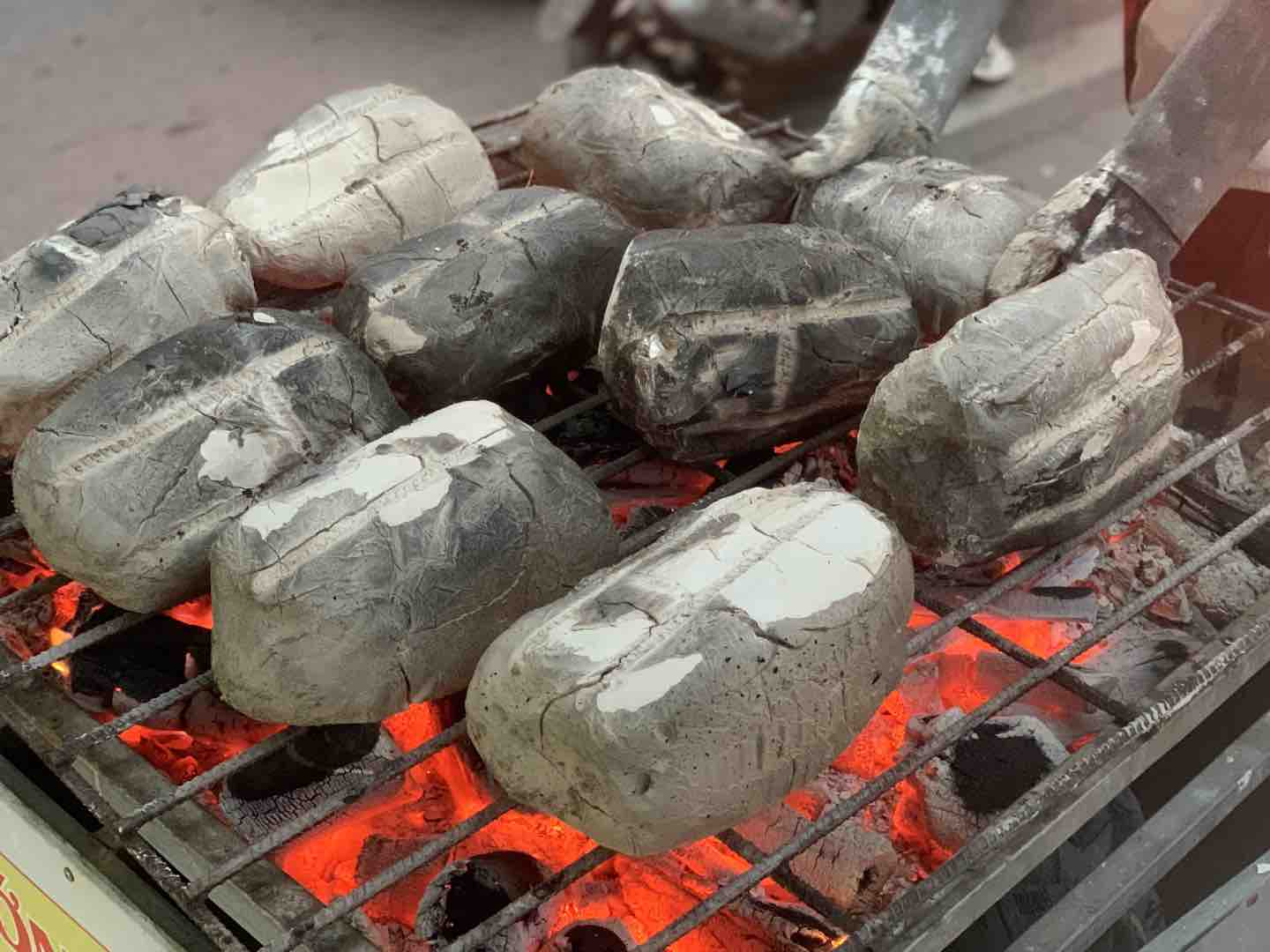 Món gà bọc đất sét độc đáo giúp vợ chồng anh Phạm Thăng bán 70 con mỗi ngày tại Hà Nội. Ảnh: Nhật Minh