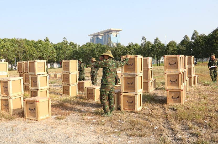 Đây là điểm bắn pháo hoa dịp Tết Dương lịch 2024 duy nhất tại Bình Dương. Từ sáng sớm lực lượng Công binh - Bộ Chỉ huy Quân sự tỉnh Bình Dương đã khẩn trương thực hiện các công tác chuẩn bị. Pháo hoa và các thiết bị được tập kết tại điểm bắn.