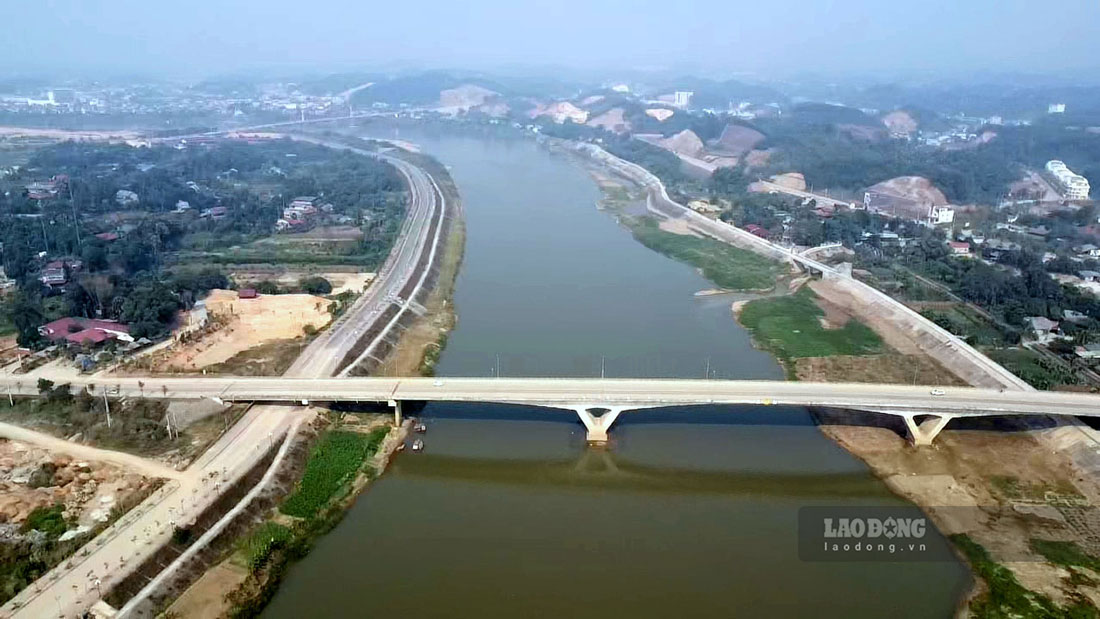 Cầu Tuần Quán, TP Yên Bái được khởi công xây dựng vào tháng 6/2015, khánh thành 25/9/2018. Trong đó phần cầu dài 414m, rộng 17m, thiết kế 4 làn xe theo quy mô đường đô thị. Dự án có tổng mức đầu tư hơn 723 tỷ đồng.