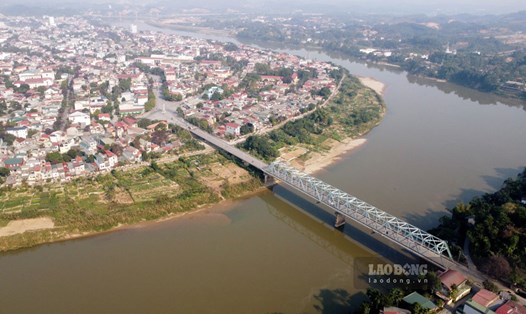 Cây cầu Yên Bái là cây cầu đầu tiên bắc qua sông Hồng ở tỉnh Yên Bái được đưa vào sử dụng năm 1992. Ảnh: Bảo Nguyên