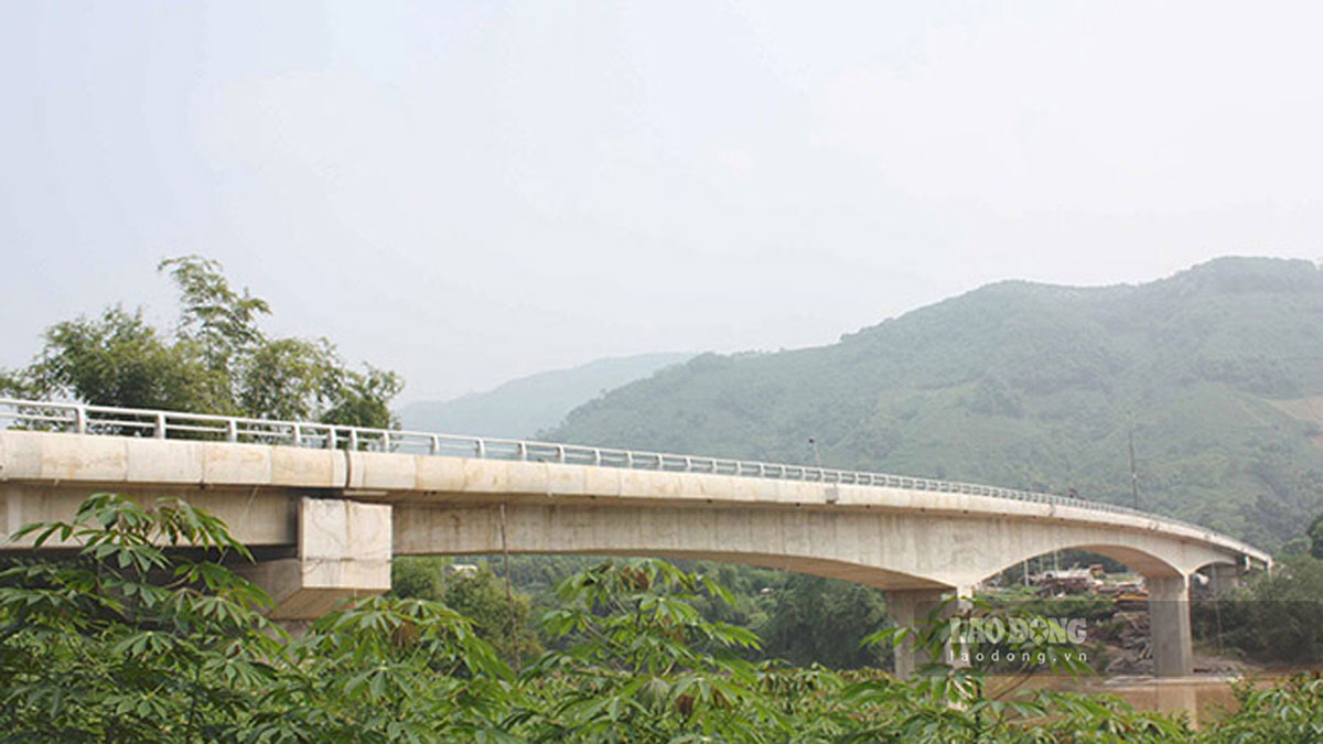 Cầu Trái Hút, huyện Văn Yên được khởi công xây dựng từ tháng 1.2009, khánh thành 9.9.2010, tổng mức đầu tư trên 164 tỉ đồng.