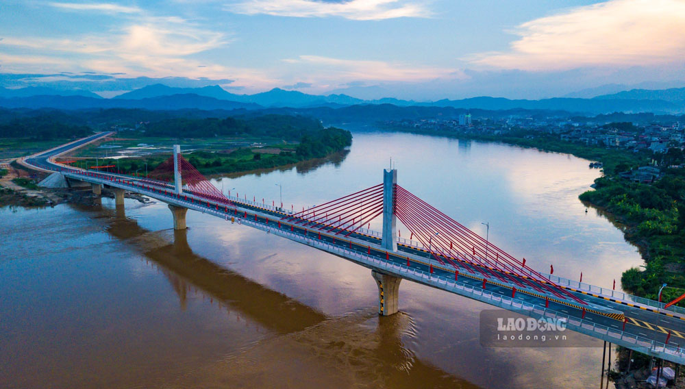 Cây cầu kết nối QL 37 với đường cao tốc Nội Bài - Lào Cai, được thiết kế vĩnh cửu, thi công công nghệ hiện đại với quy mô bề rộng toàn cầu là 16m cho nhịp dẫn và 18m cho nhịp chính, chiều dài toàn cầu 426m, đường dẫn 1.989m; tổng mức đầu tư là 512 tỷ đồng.