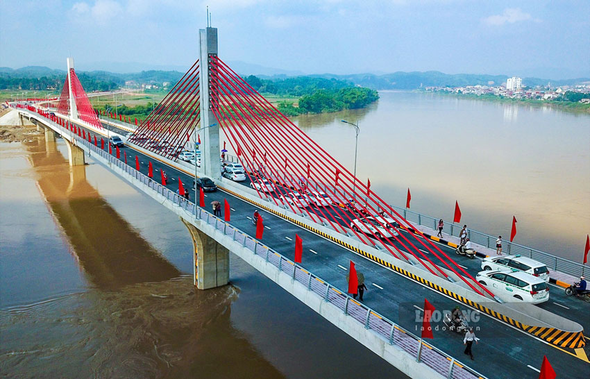 Công trình cầu Bách Lẫm, TP Yên Bái được khởi công ngày 18.5.2016, khánh thành ngày 25.9.2018.