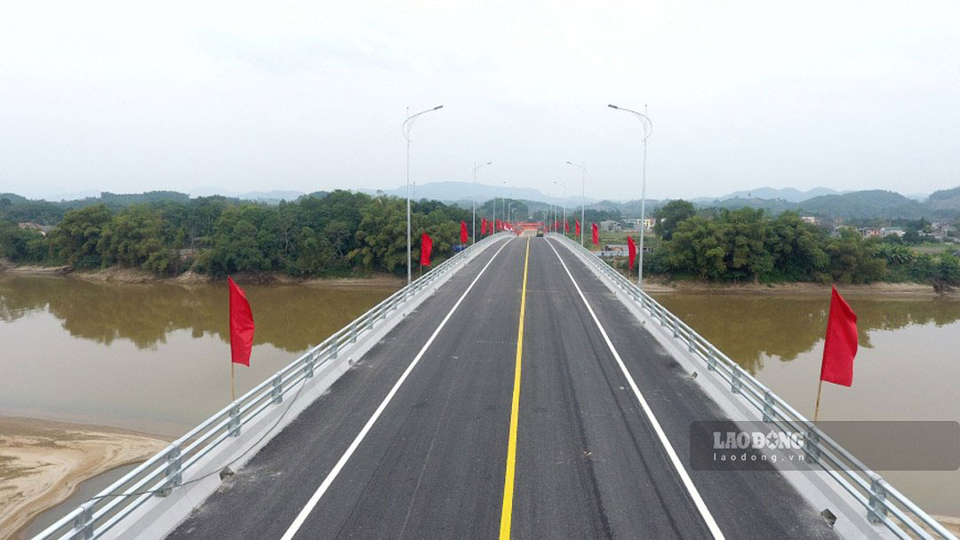 Cầu Cổ Phúc, huyện Trấn Yên được khởi công xây dựng vào ngày 22.12.2019 khánh thành 1.1.2021, với tổng mức đầu tư 330 tỉ đồng.