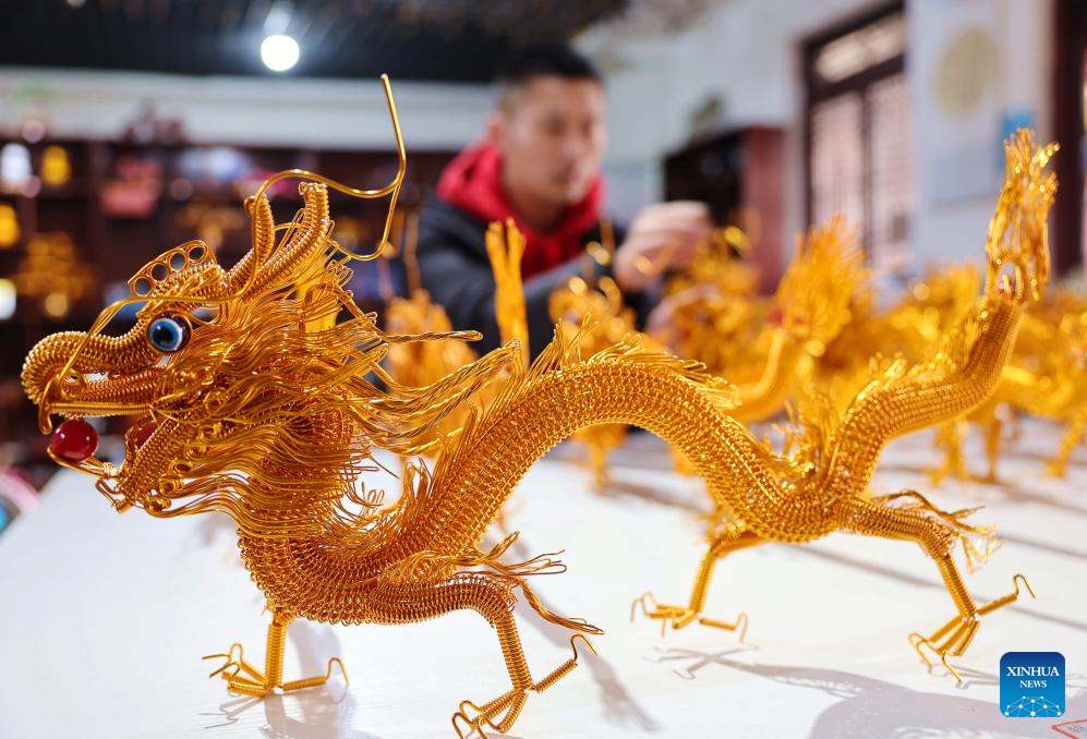 Một món đồ thủ công hình con rồng tại Bảo tàng Di sản văn hóa phi vật thể ở huyện Yinan, thành phố Lâm Nghi, tỉnh Sơn Đông, ngày 30.12.2023. Ảnh: Xinhua