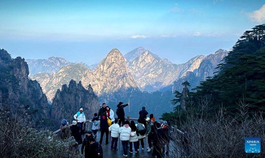 Du khách ham quan khu thắng cảnh núi Hoàng Sơn, thành phố Hoàng Sơn, tỉnh An Huy, Trung Quốc, ngày 30.12.2023. Ảnh: Xinhua