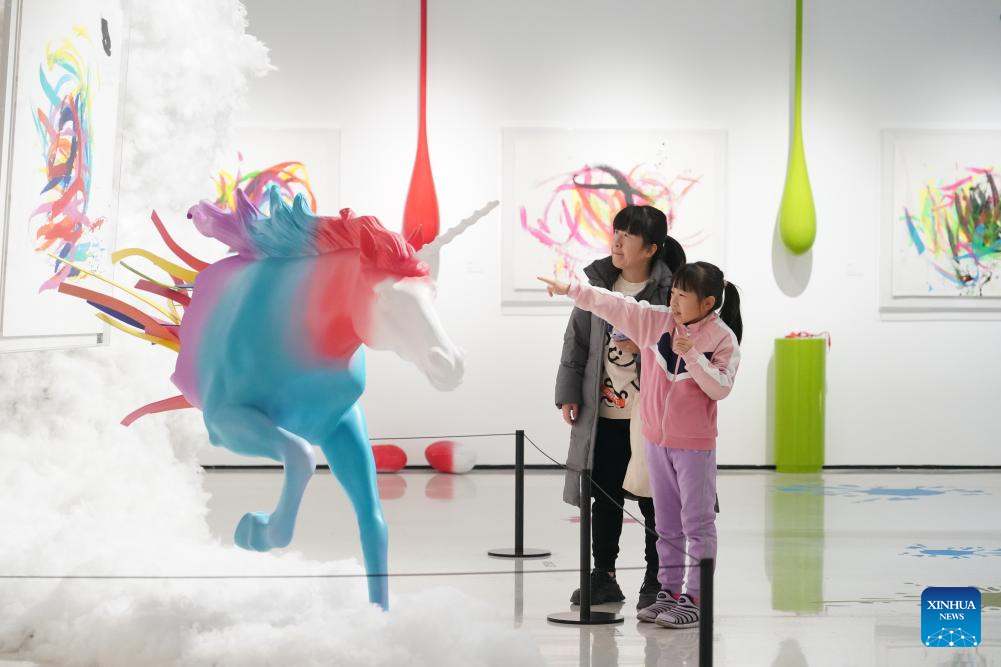 Triển lãm tại Bảo tàng Nghệ thuật Thời đại ở Bắc Kinh, ngày 30.12.2023. Ảnh: Xinhua