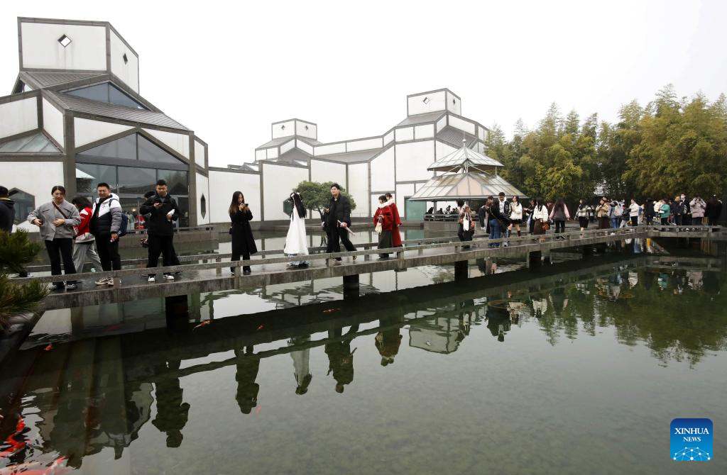 Khách du lịch tham quan Bảo tàng Tô Châu ở Tô Châu, tỉnh Giang Tô, ngày 30.12.2023. Ảnh: Xinhua