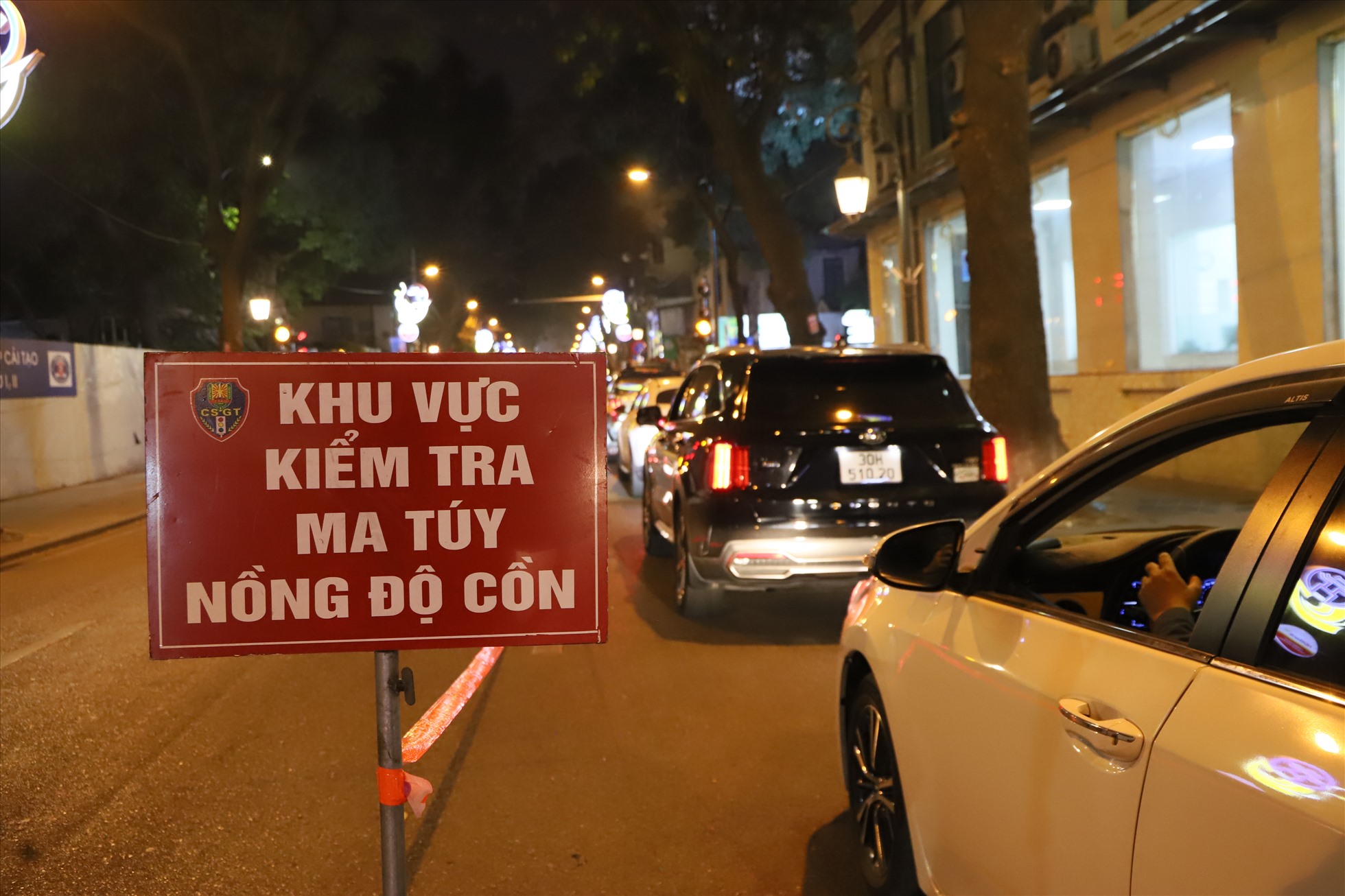 Khu vực kiểm tra nồng độ cồn của cảnh sát giao thông. Ảnh: Vĩnh Hoàng