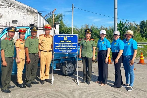 Cảnh sát giao thông triển khai mô hình hỗ trợ phương tiện bị hư hỏng trên đường. Ảnh: Cục Cảnh sát giao thông