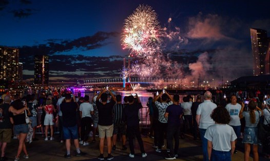 Người dân Sydney, Australia xem pháo hoa trước giao thừa. Ảnh: SMH