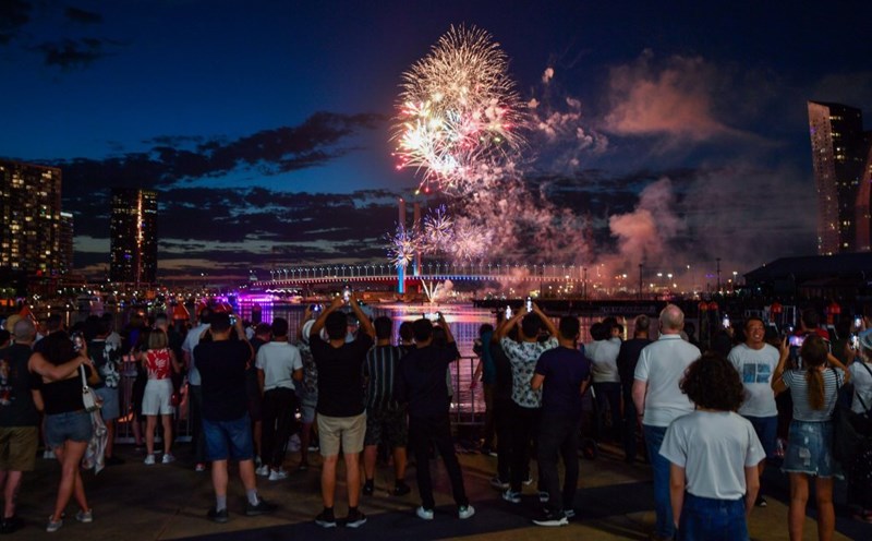 Người dân Sydney, Australia xem pháo hoa trước giao thừa. Ảnh: SMH